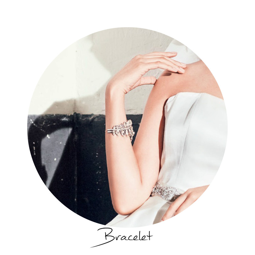 "✨ Elevate Your Bridal Look: The Latest Trends in Chic Wedding Accessories for a Dazzling Bride! ✨"にて紹介している画像