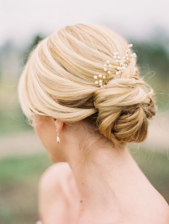 お手本は海外花嫁さん♡美容師さんに見せればOK！結婚式の王道【シニヨンスタイル】集めました＊にて紹介している画像