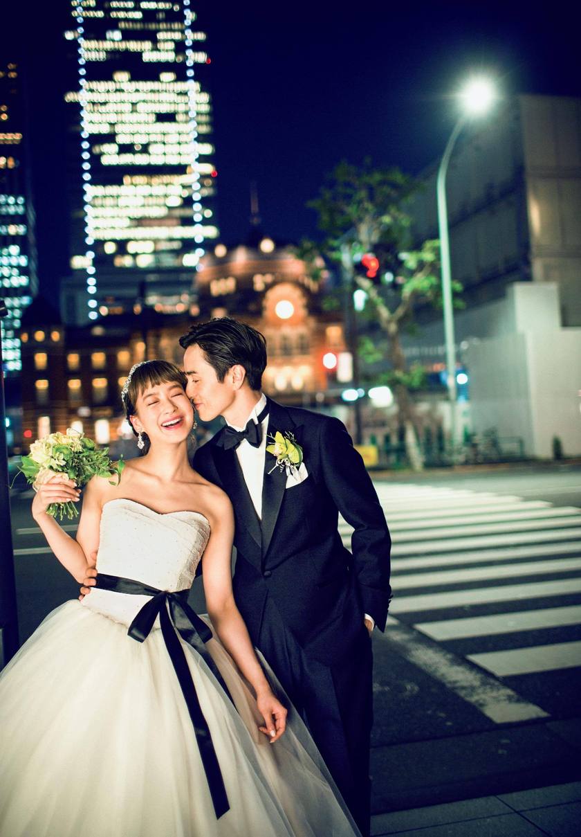 Escape from the Wedding Venue: A Collection of Inspiring Couple Photos for Your Photo Tour!にて紹介している画像