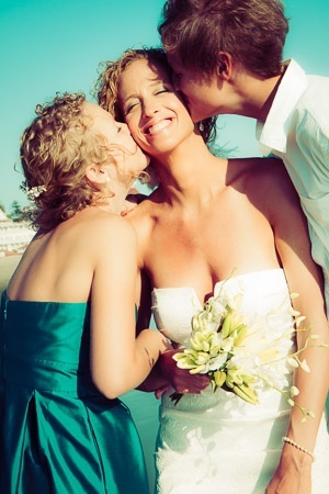 Congratulations on Your Marriage! Heartwarming Photos of Families Sending Off the Bride and Groom... ❤️❤️にて紹介している画像