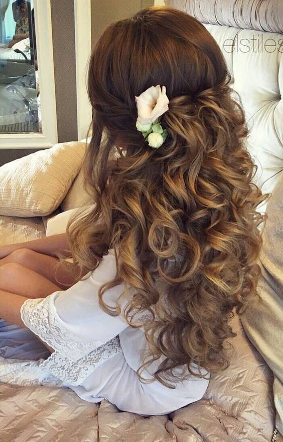 "Highlighting Glossy Big Curls: A Special Feature on Princess-Style Hairstyles Inspired by Overseas Brides!"にて紹介している画像