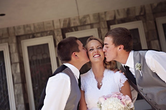 Congratulations on Your Marriage! Heartwarming Photos of Families Sending Off the Bride and Groom... ❤️❤️にて紹介している画像
