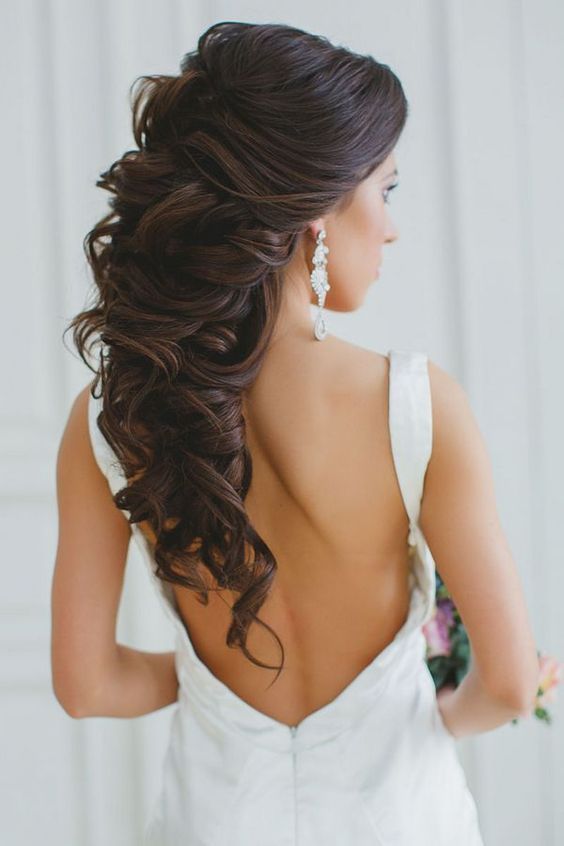 "Highlighting Glossy Big Curls: A Special Feature on Princess-Style Hairstyles Inspired by Overseas Brides!"にて紹介している画像