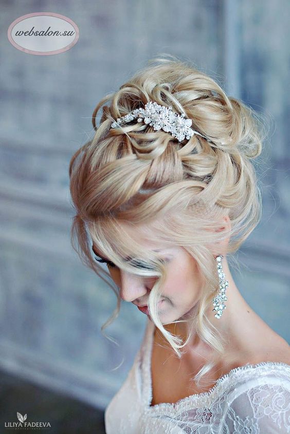 "Highlighting Glossy Big Curls: A Special Feature on Princess-Style Hairstyles Inspired by Overseas Brides!"にて紹介している画像