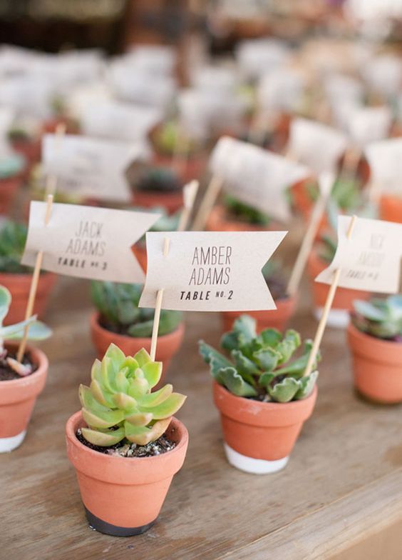 Aim for a Chic Overseas Wedding! 11 Beautiful 'Escort Card Designs'にて紹介している画像