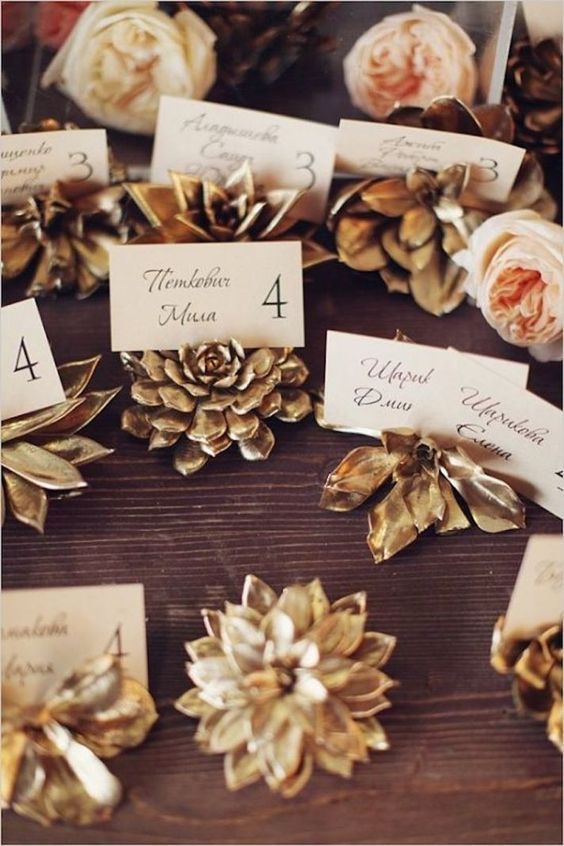 Aim for a Chic Overseas Wedding! 11 Beautiful 'Escort Card Designs'にて紹介している画像