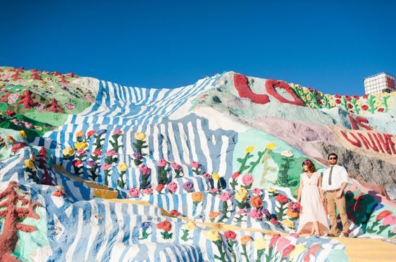 Unforgettable Love: A Couple's Stunning Wedding at Salvation Mountain in the Desert! ❤️にて紹介している画像