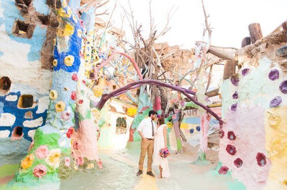 Unforgettable Love: A Couple's Stunning Wedding at Salvation Mountain in the Desert! ❤️にて紹介している画像