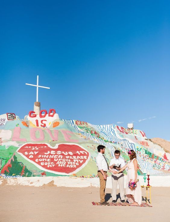 Unforgettable Love: A Couple's Stunning Wedding at Salvation Mountain in the Desert! ❤️にて紹介している画像