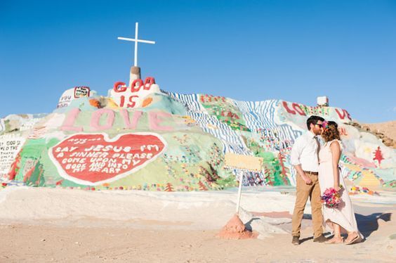 Unforgettable Love: A Couple's Stunning Wedding at Salvation Mountain in the Desert! ❤️にて紹介している画像