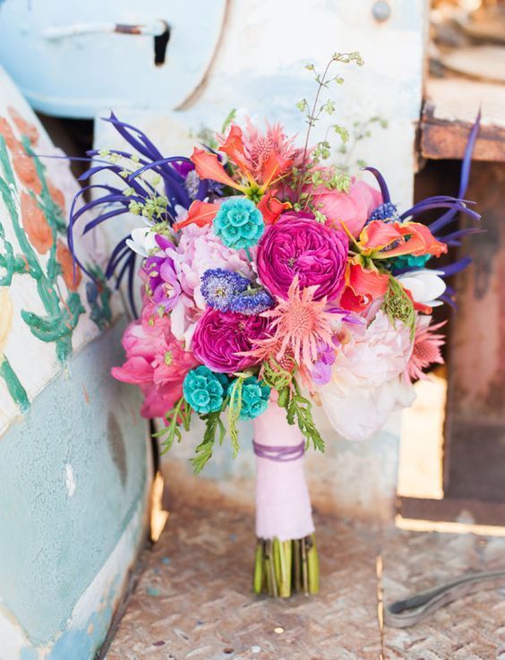 Unforgettable Love: A Couple's Stunning Wedding at Salvation Mountain in the Desert! ❤️にて紹介している画像