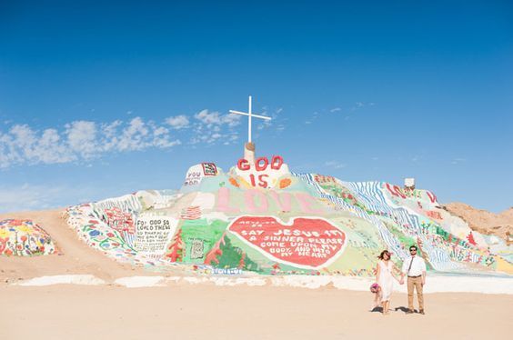 Unforgettable Love: A Couple's Stunning Wedding at Salvation Mountain in the Desert! ❤️にて紹介している画像