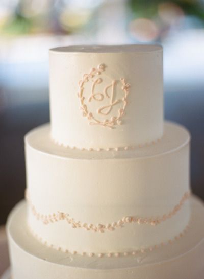 Pure White: A Collection of Snowy White Wedding Cakes ♡にて紹介している画像