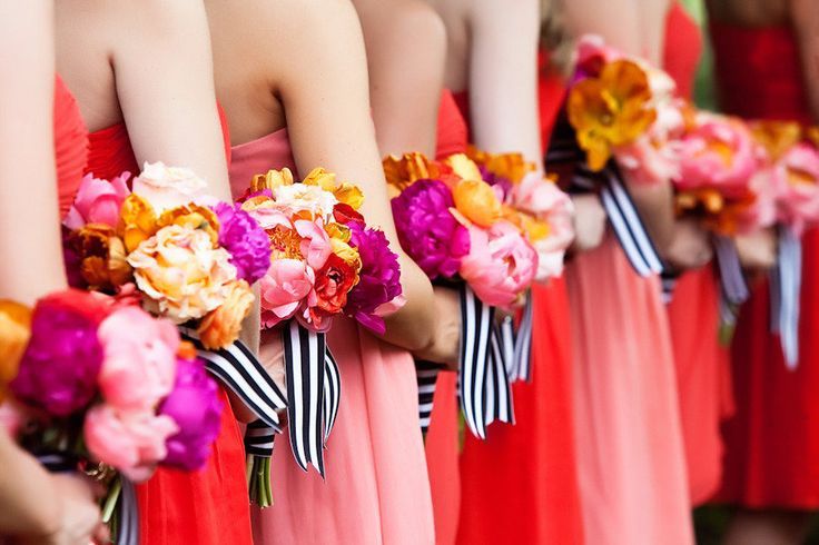 For a Unique Party Look: Embrace Black & White Stripes ♡にて紹介している画像