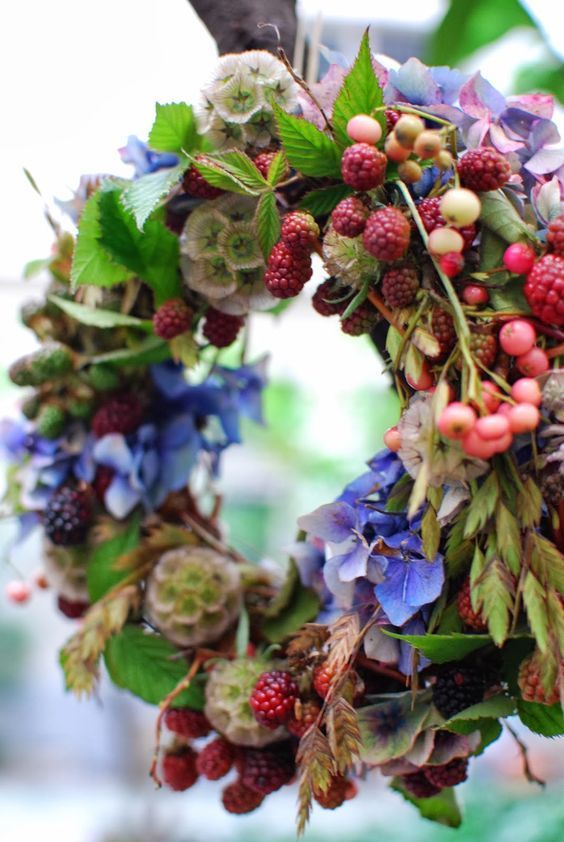 "11 Stylish Welcome Wreaths to Instantly Brighten Up Your Welcome Space!"にて紹介している画像