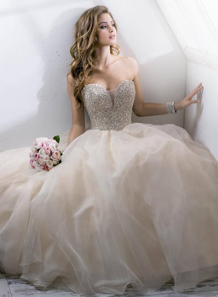 A Dreamy Collection of Princess Line Wedding Dresses You Must Try at Least Once♡にて紹介している画像