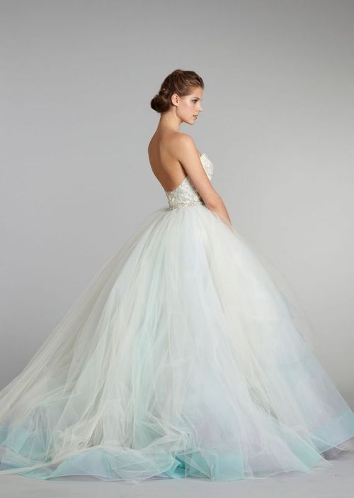 A Dreamy Collection of Princess Line Wedding Dresses You Must Try at Least Once♡にて紹介している画像