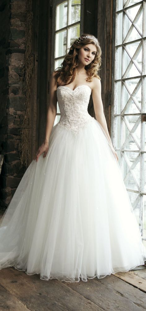 A Dreamy Collection of Princess Line Wedding Dresses You Must Try at Least Once♡にて紹介している画像