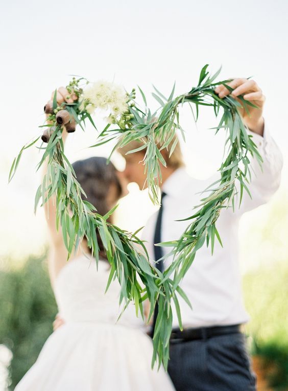 A Charming and Adorable Hair Accessory Filled with Greenery: The 'Grass Crown' Takes Center Stage in Natural Weddings! 💚にて紹介している画像