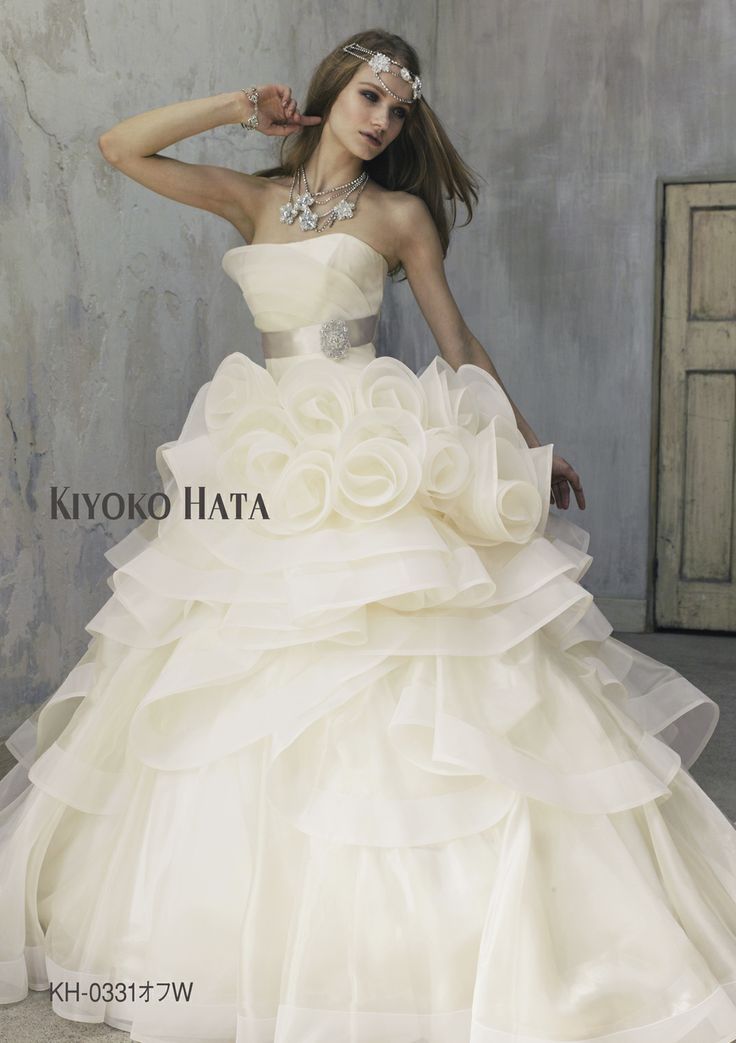 A Dreamy Collection of Princess Line Wedding Dresses You Must Try at Least Once♡にて紹介している画像