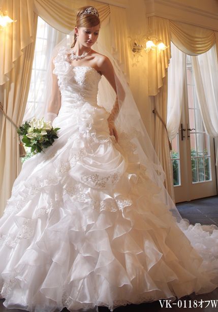 A Dreamy Collection of Princess Line Wedding Dresses You Must Try at Least Once♡にて紹介している画像