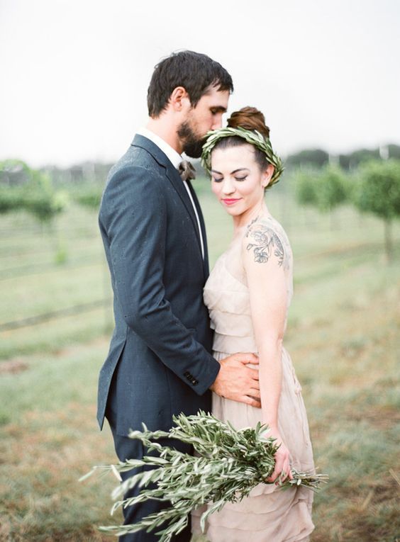 A Charming and Adorable Hair Accessory Filled with Greenery: The 'Grass Crown' Takes Center Stage in Natural Weddings! 💚にて紹介している画像