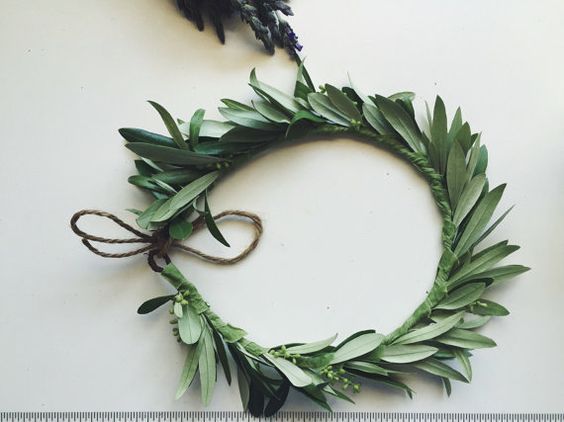 A Charming and Adorable Hair Accessory Filled with Greenery: The 'Grass Crown' Takes Center Stage in Natural Weddings! 💚にて紹介している画像