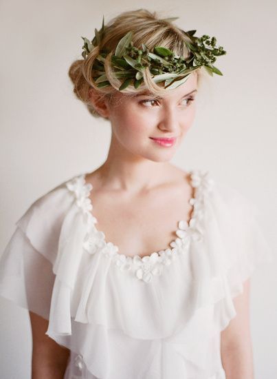 A Charming and Adorable Hair Accessory Filled with Greenery: The 'Grass Crown' Takes Center Stage in Natural Weddings! 💚にて紹介している画像