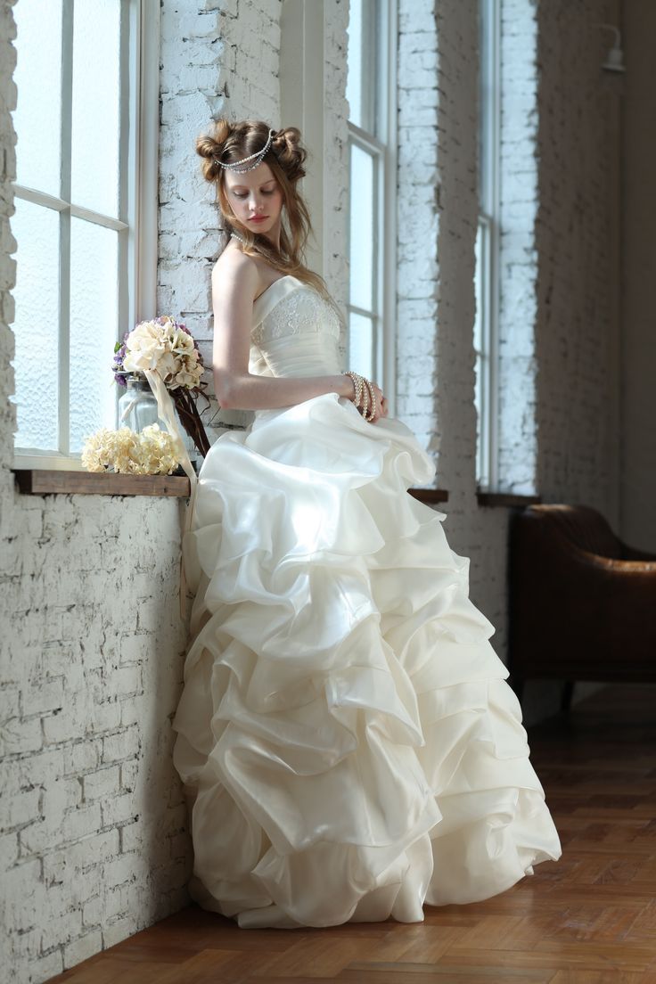 A Dreamy Collection of Princess Line Wedding Dresses You Must Try at Least Once♡にて紹介している画像