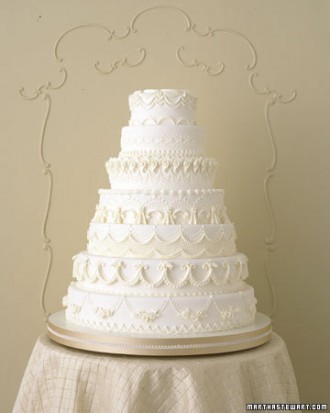 Pure White: A Collection of Snowy White Wedding Cakes ♡にて紹介している画像