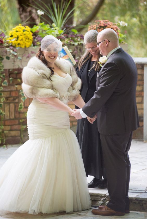 "Feeling Negative? Inspiring Weddings of Beautiful Plus-Size Brides You Should See!"にて紹介している画像