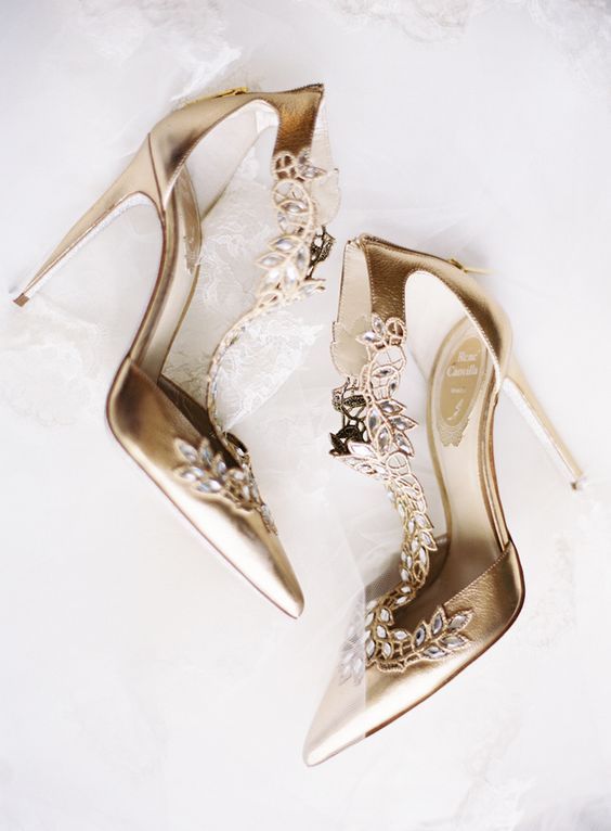 Delicate and Beautiful Bridal Shoes: The Stunning Heels of 'Rene Caovilla' Loved by Taylor!にて紹介している画像