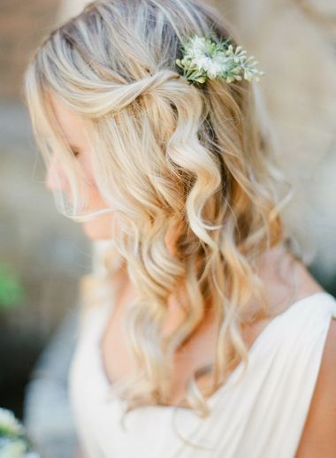 "ねじるだけ"で簡単♡デートにもぴったりな流行りのねじりハーフアップ♡にて紹介している画像