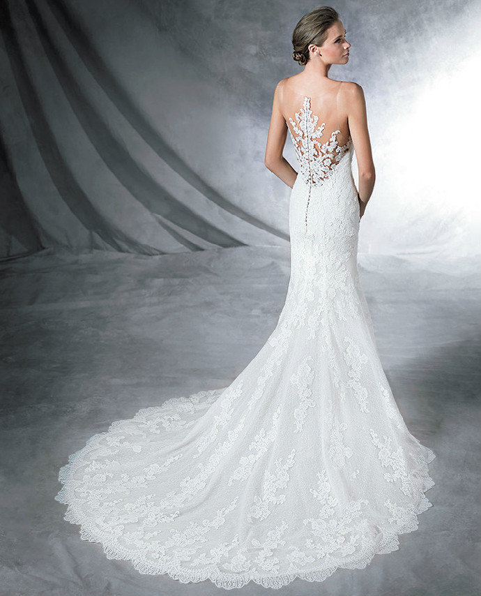 "Discover the Hottest New Dress Trend: The Illusion Dress That Reveals Your Skin!"にて紹介している画像