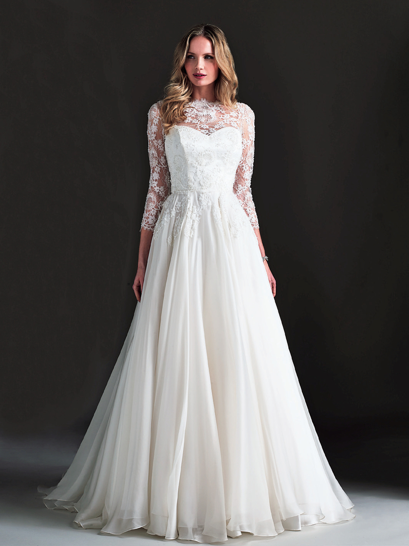 "Discover the Hottest New Dress Trend: The Illusion Dress That Reveals Your Skin!"にて紹介している画像