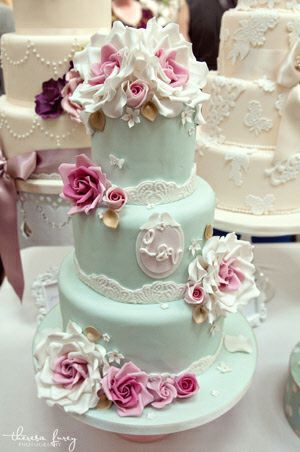 "PINK ROSE"がアクセント♡パステルカラーのwedding cakeをあつめましたにて紹介している画像