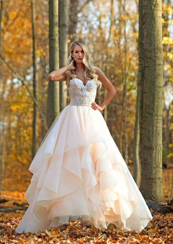 この、スカートの裾のラインのことです＊【ホースヘアー】が可愛いウェディングドレスに注目♡にて紹介している画像