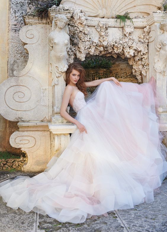 这条裙摆的线条＊引人注目的可爱马鬃婚纱♡にて紹介している画像