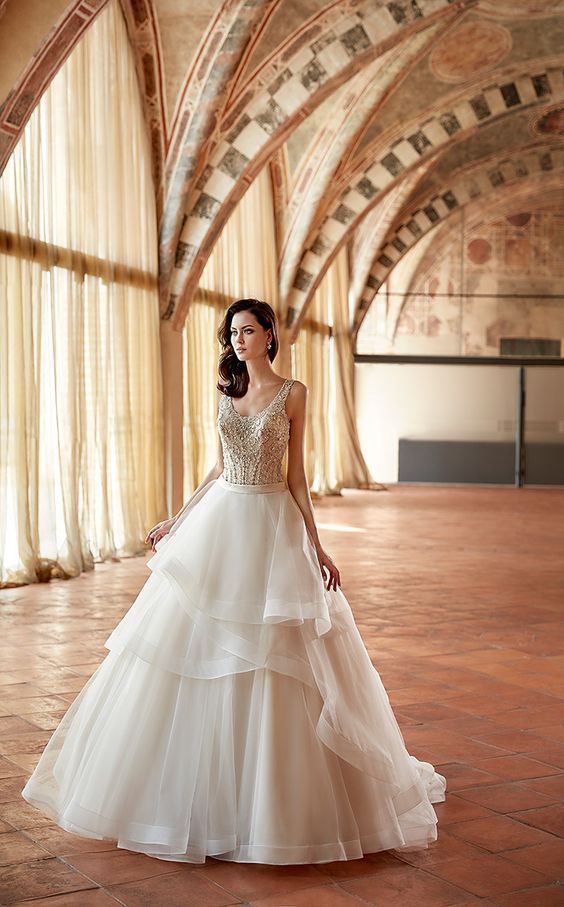 这条裙摆的线条＊引人注目的可爱马鬃婚纱♡にて紹介している画像