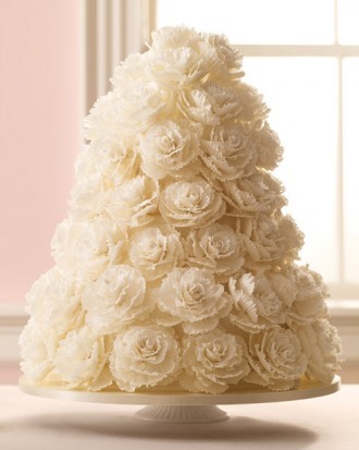 Pure White: A Collection of Snowy White Wedding Cakes ♡にて紹介している画像
