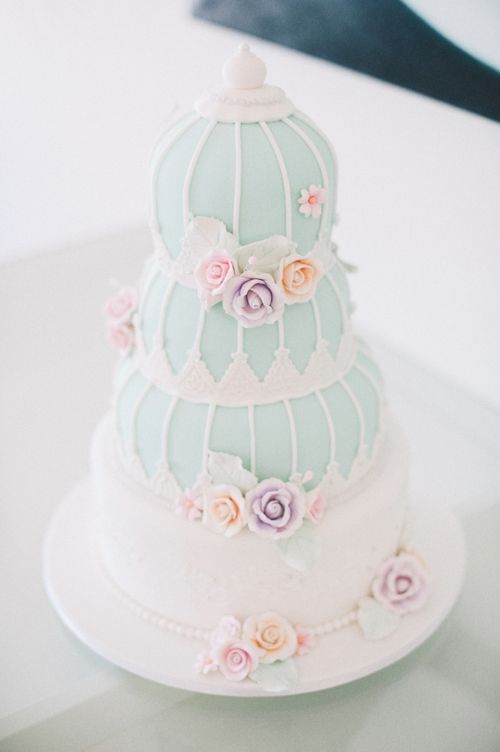 "PINK ROSE"がアクセント♡パステルカラーのwedding cakeをあつめましたにて紹介している画像