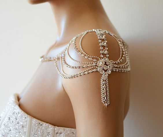 "Classic Wedding Dresses Reimagined: Adorable 2-Way Styles with Shoulder Jewelry Trend from Abroad!"にて紹介している画像