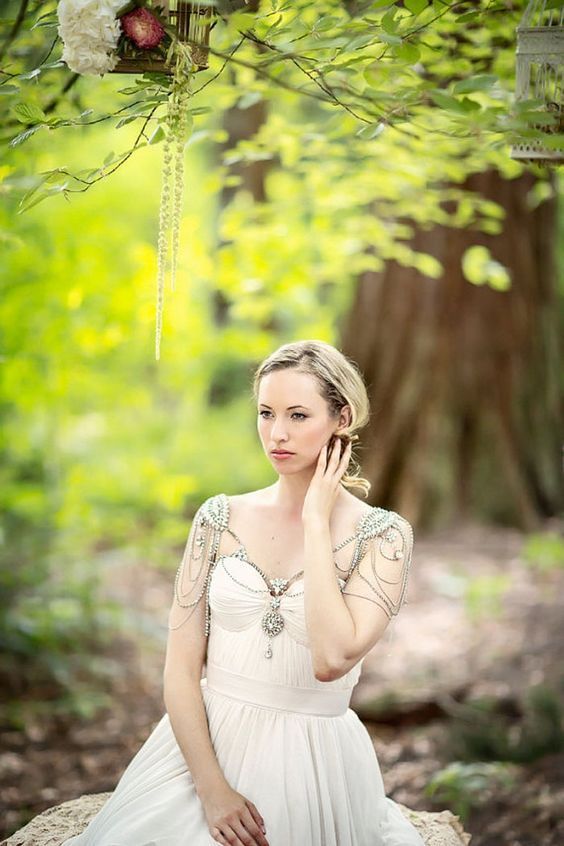 "Classic Wedding Dresses Reimagined: Adorable 2-Way Styles with Shoulder Jewelry Trend from Abroad!"にて紹介している画像