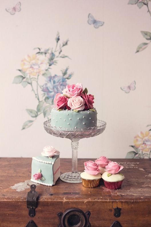 "PINK ROSE"がアクセント♡パステルカラーのwedding cakeをあつめましたにて紹介している画像