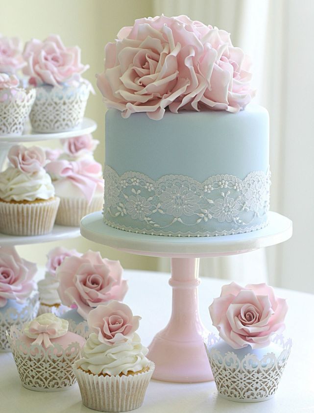 "PINK ROSE"がアクセント♡パステルカラーのwedding cakeをあつめましたにて紹介している画像