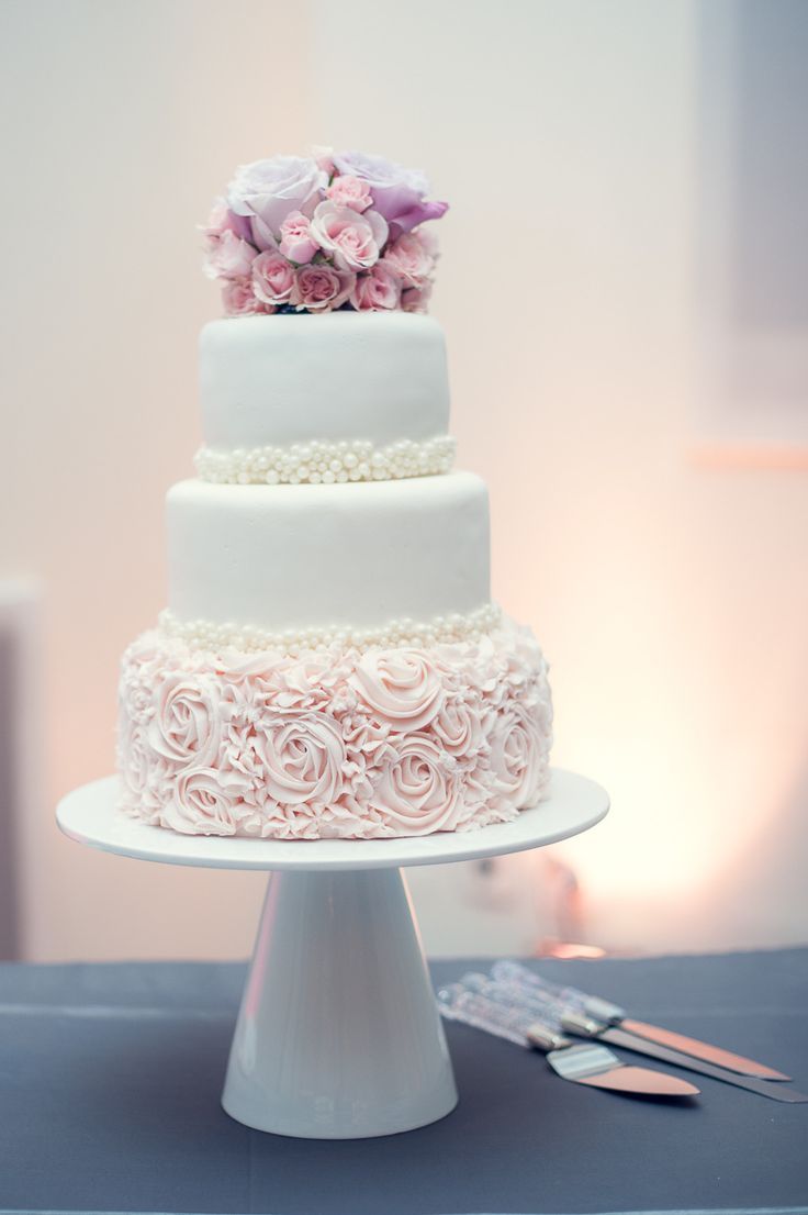 "PINK ROSE"がアクセント♡パステルカラーのwedding cakeをあつめましたにて紹介している画像