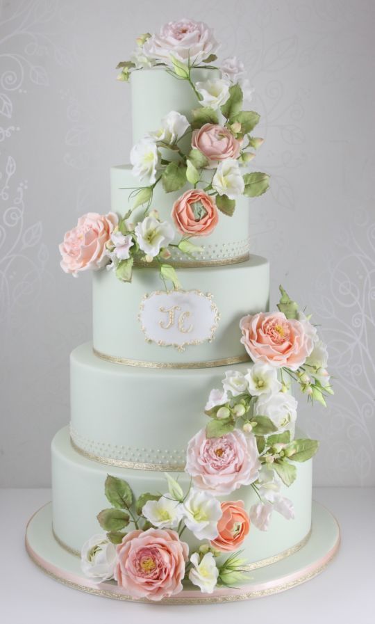 "PINK ROSE"がアクセント♡パステルカラーのwedding cakeをあつめましたにて紹介している画像