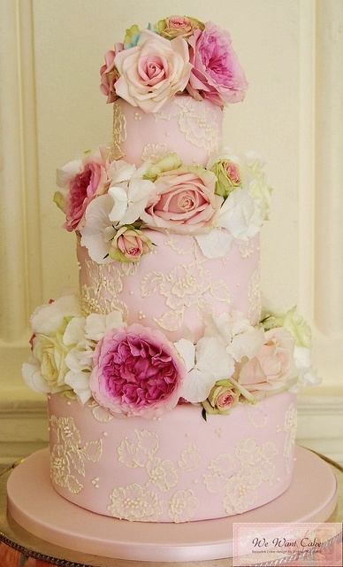 "PINK ROSE"がアクセント♡パステルカラーのwedding cakeをあつめましたにて紹介している画像