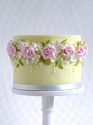 "PINK ROSE"がアクセント♡パステルカラーのwedding cakeをあつめましたにて紹介している画像