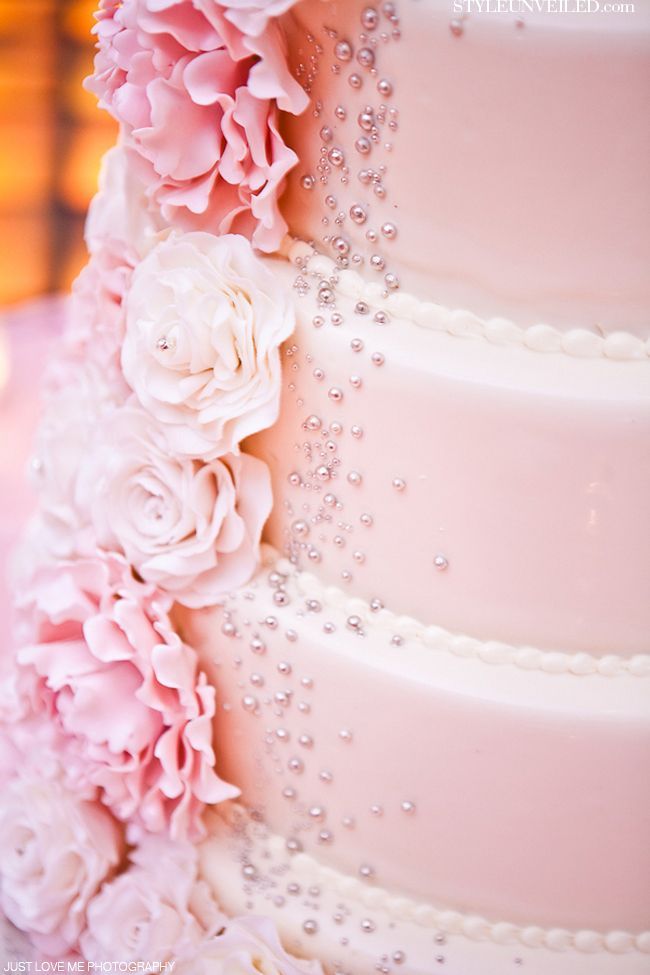 "PINK ROSE"がアクセント♡パステルカラーのwedding cakeをあつめましたにて紹介している画像